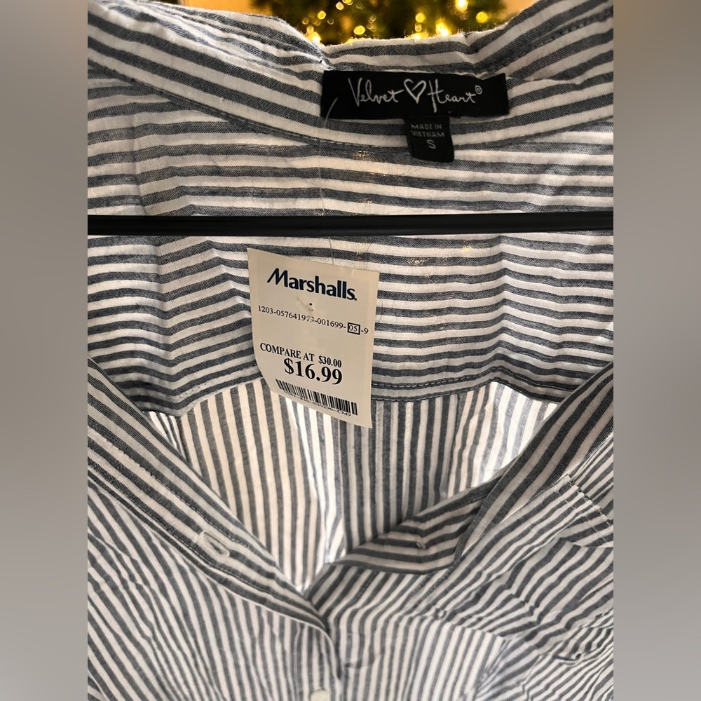 Woman’s blouse - Picture 2 of 3
